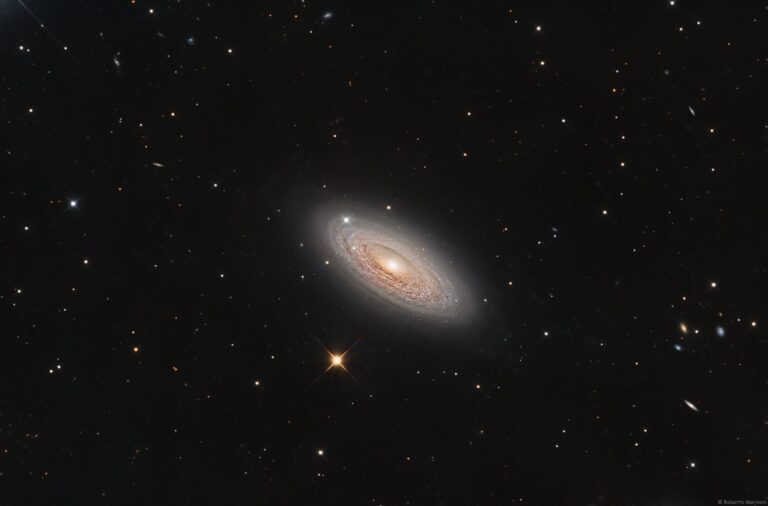 Spiral Galaksi NGC 2841: Göklerdeki Adeta Dans Eden Güzellik!