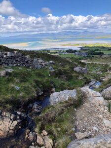 :Westport, Co. Mayo, İrlanda’da Croagh Patrick Dağı’nda yürürken Clew Koyu manzarası